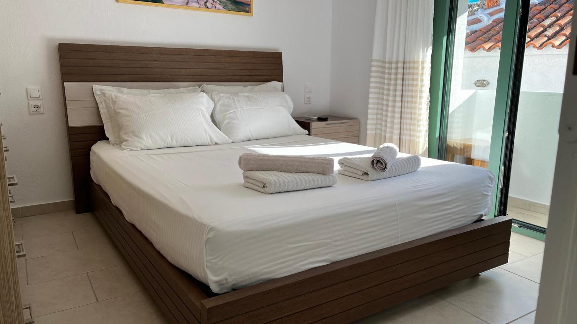 Angelos House Deluxe Apartments Skiathos Town Exterior photo
